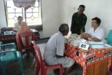 Babinsa Trikora bantu lansia peroleh pelayanan kesehatan