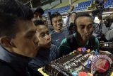  KBRI Hadiahi Kue Pemain Timnas Yang Ultah