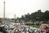 Bersimpuh di Bawah Tugu Monas