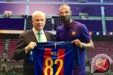 Legenda FC Barcelona Eric Abidal Unjuk Kebolehan Pada Anak-Anak SSB