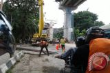 Seorang pekerja LRT Palembang tersetrum kabel sutet