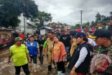Puan Kunjungi Korban Bencana Saat Hujan Deras