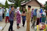 Wabup Bagikan Paket Sembako Keuntungan UPK PNPM Sitiung 