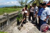 Keren, Bhabinkamtibmas Tanam Pohon Hijaukan Halaman Masjid dan Mushalla