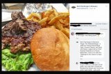 Burger Tarantula disajikan di Restoran  AS