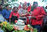 Kapolda terima nasi tumpeng dari buruh