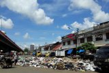 Mobil rusak jadi alasan sampah menumpuk di jalan