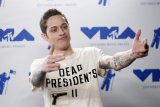 Penyanyi Ariana Grande-Pete Davidson bertunangan