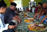 Warga Petobo baca tahlil usai shalat ied