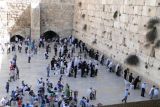 Umat Yahudi kembali ziarah ke Tembok Ratapan dengan mengenakan masker