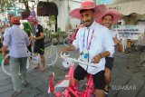 Atlet mancanegara coba sensasi bersepeda ontel di kota tua