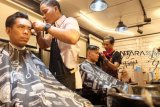 Sensasi pangkas rambut dalam kontainer pertama di Palembang