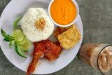 Menikmati kelezatan Ayam Geprek Bu Elly