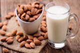 Lebih baik konsumsi susu almond atau susu sapi?