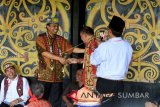 SUTOPO JALANI HUKUM ADAT DAYAK KALBAR