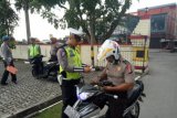 Kendaraan tak berspion, oknum polisi terjaring razia di Karimun