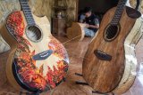 Gitar batik kelas dunia dari Indonesia hingga harganya