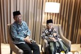 Mbah Moen sempat bisiki hal serius kepada Mahfud MD