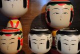 Melukis boneka Kokeshi khas Jepang