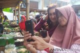 Nafa Urbach keliling pasar tiban Temanggung, kegiatannya diawasi Bawaslu