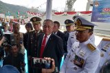 Awak KRI Teluk Lada-521 periksa KM Mina Sejati