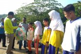 Kampanye kebersihan, Bupati Pesisir Selatan bagikan botol air minum ke pelajar