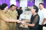 Pemkab Mitra wajibkan penerima bantuan miliki KTP