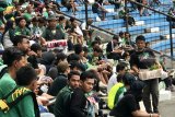 Ada makanan lumpia di antara bonek dan piala presiden