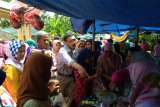 Bupati Hendrajoni borong dagangan PKL untuk penerima PKH