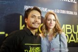Aktor Randy Pangalila ajari istri berbahasa Indonesia