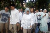 Sandiaga menuju TPS diiringi lantunan shalawat