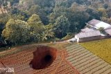 Lubang raksasa muncul di Kadudampit Sukabumi