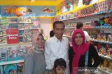 Presiden Jokowi mengajak keluarga ke mal pada Hari Buruh