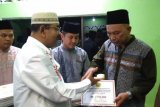 Bupati Karimun santuni pengurus Masjid Al-Umaro