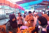 Pastikan takjil yang dijual di Pasa Pabukoan Solok layak konsumsi, BBPOM Padang uji sampel makanan dan minuman