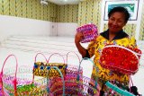 Kelompok usaha perempuan Mandow Biak produksi tas hasil limbah sampah