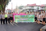 Bhayangkari-Polwan dan PNS Polda Sulut bagi-bagi Takjil