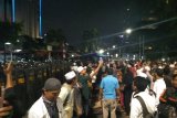 Lemparan batu ke arah polisi di Jalan Thamrin