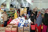 Jelang Lebaran, masyarakat Kendari mulai padati toko bahan baku kue
