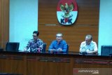 KPK menetapkan tiga tersangka suap izin tinggal Kantor Imigrasi NTB