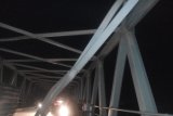 Rangka atas Jembatan Kapuas 2 Kalbar roboh dihantam tronton