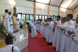 Mgr Dominikus tabiskan 18 calon imam Katolik