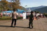 Seratusan personel aparat gabungan Polri/TNI amankan shalat Id di Tolikara
