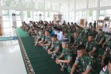 Warga perbatasan RI-PNG dan Yonif 328/DGH shalat Id bersama