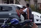 Dorong mobil warga, Wabup Minahasa Tenggara viral di Medsos