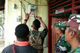 Yonif 126/KC perbaiki PLTS di Waris Kabupaten Keerom