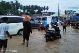 Satu warga meninggal dua luka-luka akibat banjir dan longsor di Padang Pariaman