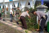 Kerja bakti Polsek dan Koramil Ratahan sambut hari Bhayangkara