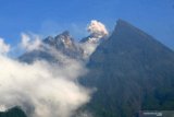Gunung Merapi luncurkan dua kali guguran lava pijar ke Kali Gendol