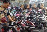 Sepatu monokrom laris manis dikalangan anak sekolah